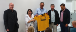 Ralf Minge, sportlicher Direktor der SGD, überreicht dem MPI CPfS (Claudia Felser, Andy Mackenzie) das Dynamo Trikot “Love Dynamo – Hate Racism”, in dem die Dynamo-Mannschaft einmal im Jahr zum Spiel antritt. Vielen Dank an Burkhard Schmidt (links) und Jens Genschmar (rechts), die das Treffen für uns organisiert haben.