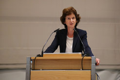 In ihrer Eröffnungsrede betonte Frau Dr. Eva-Maria Stange, sächsische Staatsministerin für Wissenschaft und Kunst, die große Bedeutung von Forschung und Entwicklung in Zukunftstechnologien für den Industriestandort Sachsen. Sie unterstrich in ihrer Ansprache, dass dabei besonders Ausbildung und Nachwuchsförderung eine Schlüsselrolle für Nachhaltigkeit und künftige Erfolge spielen.