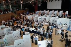 Mehr als 750 Wissenschaftlerinnen und Wissenschaftler aus 44 Ländern der Welt stellten fünf Tage lang in mehr als 600 Vorträgen und Postern die Ergebnisse von Grundlagen- und angewandter Forschung vor. Sie diskutierten intensiv neuste Entwicklungen der Produktion im Bereich von thermoelektrischen Materialien und die Herstellung thermoelektrischer Module.