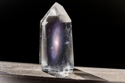 Das Universum in einem Kristall – Kürzlich ist es Forschern gelungen ein ausreichend starkes Schwerefeld, welches eigentlich nur weit draußen im Universum existiert, in einem Kristall nachzuempfinden. Dadurch konnten sie ein bisher unmöglich geglaubtes Experiment realisieren und die Existenz der Schwerkraft-Quantenanomalie nachgewiesen werden.