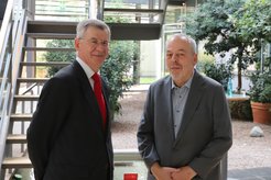 Der Stifter, Dr. Wolfgang Johannes Hönle (rechts), und der Vorsitzende der Stiftungsrates, Prof. Dr. Wladimir Reschetilowski (links), hielten Grußworte