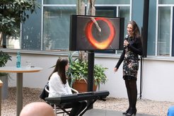 Die Malerin und Wissenschaftlerin, Frau Dr. Sabine Wrabetz, führte in die Ausstellung ein. Jasmin Kogan sorgte für die musikalische Umrahmung.