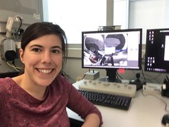 Das Bild zeigt Maja dort, wo sie viele, viele begeisterte Stunden während ihrer Zeit in Dresden verbracht hat – bei der Arbeit mit einem Instrument für fokussierte Ionenstrahlen.