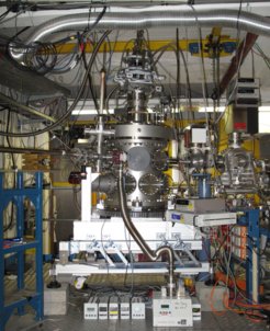 UHV diffractometer end station (the photo was taken at DORISIII by Dr. Buchholz). The end station is capable of performing resonant x-ray scattering (RXS) as well as coherent diffraction experiments.