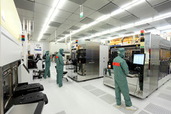 Reinraum des Fraunhofer IPMS mit Ingenieuren an 300mm-Anlagen für Forschung und Entwicklung.