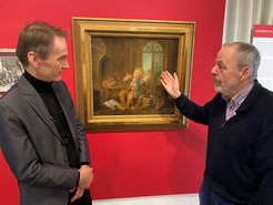 Der Sammler Wolfgang Hönle besuchte jüngst seine entliehenen Kunstwerke, die noch bis zum 29. Mai in der aktuellen Sonderausstellung „Alchemie – Magie oder Naturwissenschaft?“ im Weserrenaissance-Museum Schloss Brake in Lemgo zu sehen sind. Der Kurator Dr. Michael Bischoff freut sich über den anregenden Kontakt.